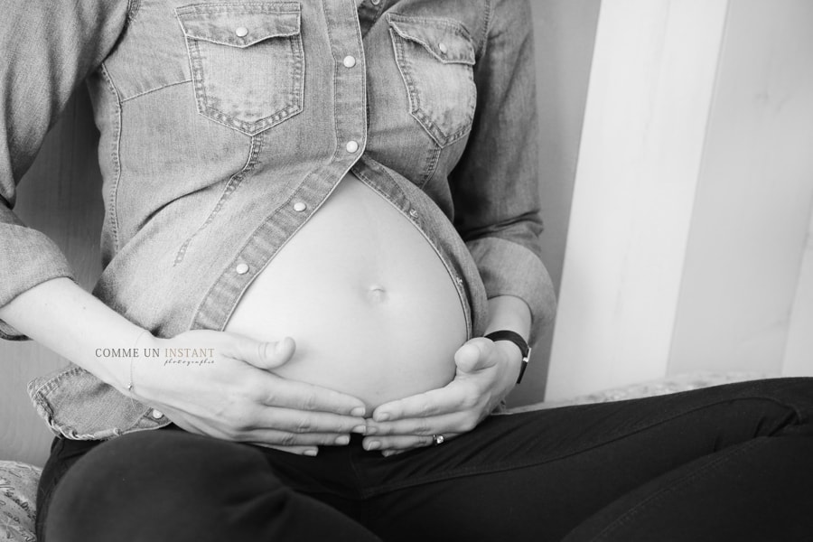 femme enceinte habillée, grossesse studio, photographe professionnelle de femme enceinte, grossesse