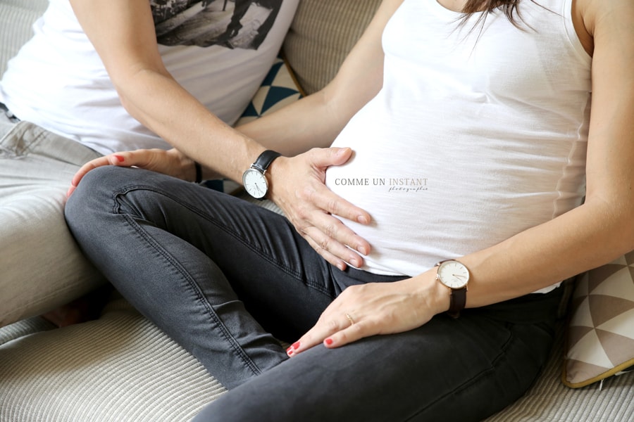 photographe professionnelle famille, photographe à domicile grossesse studio, photographe à domicile pour femme enceinte a Paris 75 et sa région au niveau du Pont des Arts, grossesse, femme enceinte habillée