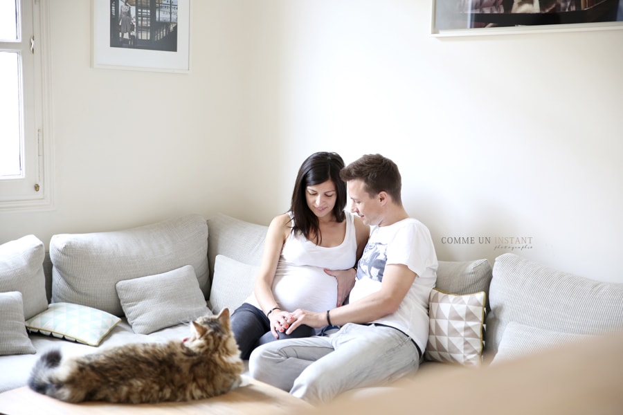 photographie de femme enceinte, famille, femme enceinte habillée, grossesse, photographe à domicile grossesse studio