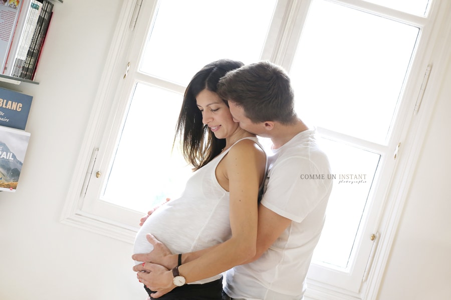 shooting à domicile femme enceinte habillée, photographe femme enceinte en plein coeur de Cergy Pontoise (95100 Val d'Oise 95), famille, photographie grossesse, grossesse studio, photographie amour