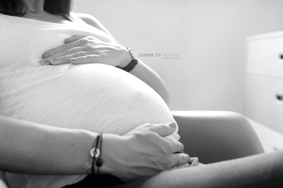 grossesse studio - photographe pro noir et blanc - photographe à domicile de femme enceinte - photographe a domicile femme enceinte habillée - photographe grossesse