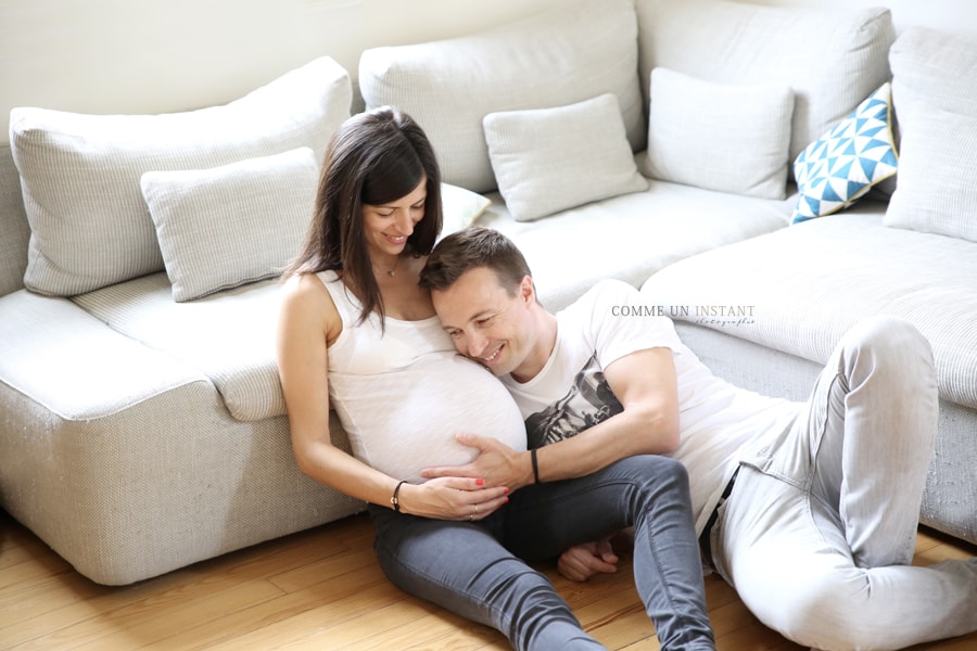 photographe professionnelle grossesse, reportage photographe femme enceinte habillée, shooting à domicile pour grossesses a Paris 75 et sa région proche du Pont Alexandre III, de l'Arc de Triomphe et de la Tour Eiffel, shooting grossesse studio