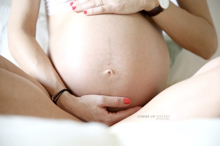 ventre nu, shooting grossesse, photographe a domicile femme enceinte a Paris 75 au niveau du Panthéon, du Sacré Coeur et de la Tour Eiffel, photographe a domicile grossesse studio