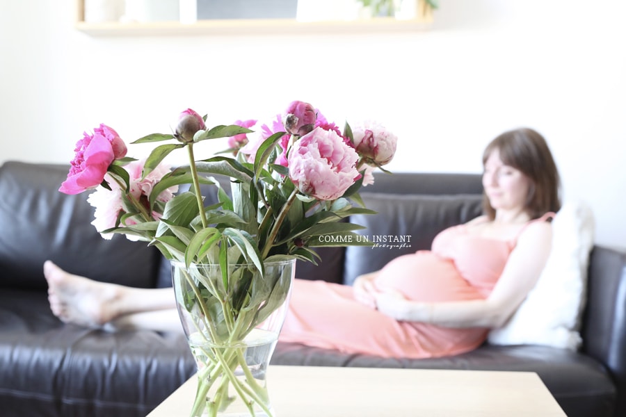 photographe à domicile grossesses a Vincennes (94300 Val de Marne 94) - photographe professionnelle grossesse - femme enceinte habillée
