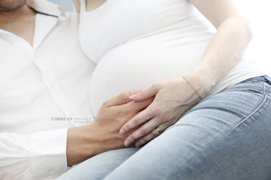 shooting couple, photographie grossesse studio, photographe professionnelle pour grossesse sur Herblay (95220 Val d'Oise 95) et sa région, femme enceinte habillée, photographe a domicile famille, grossesse, photographie famille studio, photographe à domicile amour