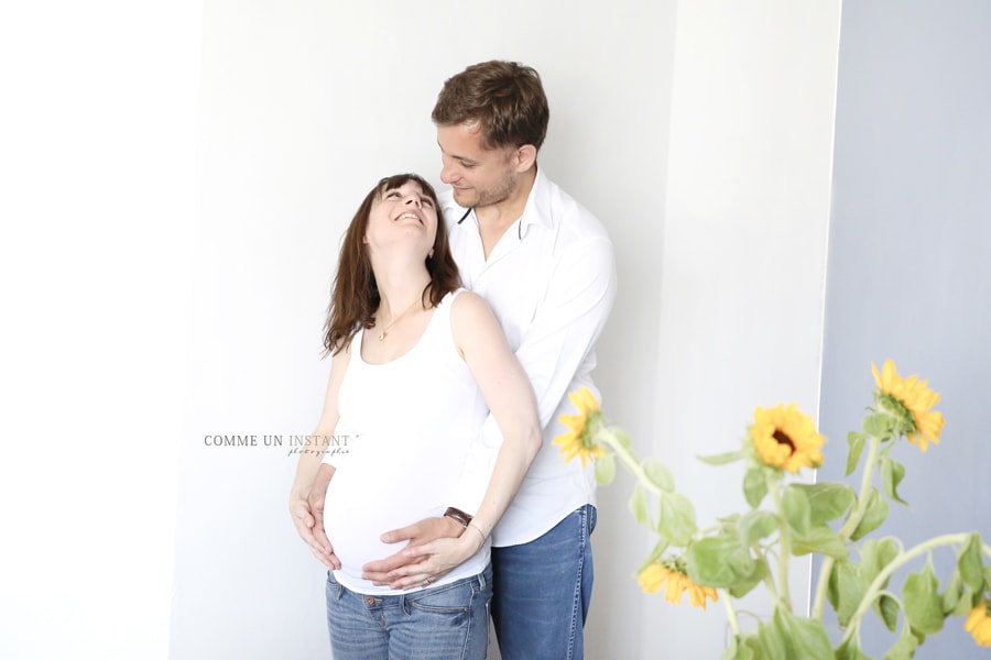 shooting amour, photographe à domicile grossesse studio, photographe professionnelle femme enceinte habillée, couple, photographie famille studio, photographie grossesse, photographe pro femmes enceintes à Paris (75000 Paris 75), photographe pro famille