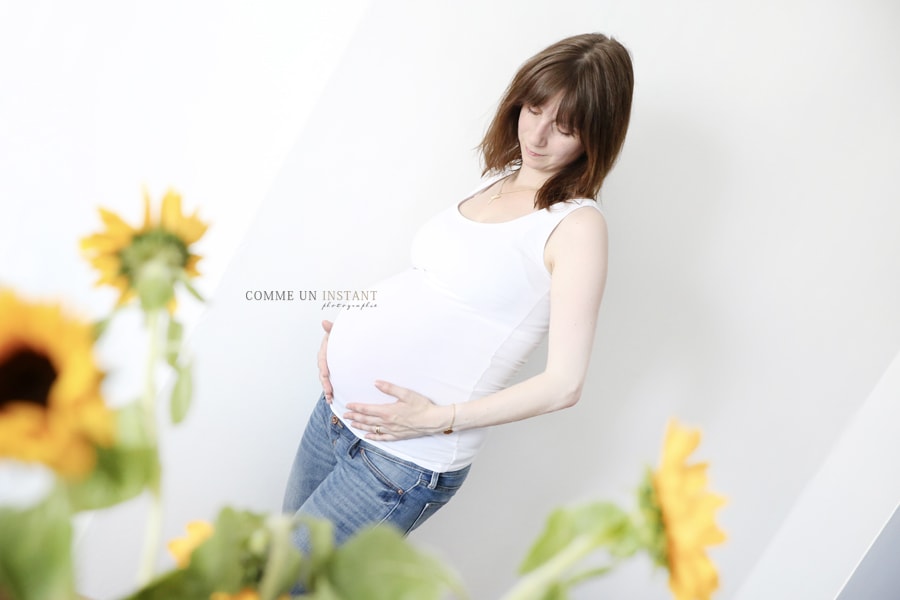 photographe de femmes enceintes - femme enceinte habillée - photographe professionnelle grossesse studio - reportage photographe grossesse