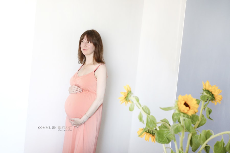 photographe à domicile grossesses, grossesse studio, grossesse, femme enceinte habillée