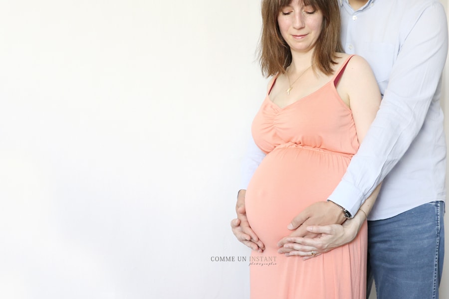 reportage photographe famille - shooting amour - shooting à domicile famille studio - shooting grossesse studio - photographe professionnelle pour femmes enceintes - couple - photographie femme enceinte habillée - grossesse