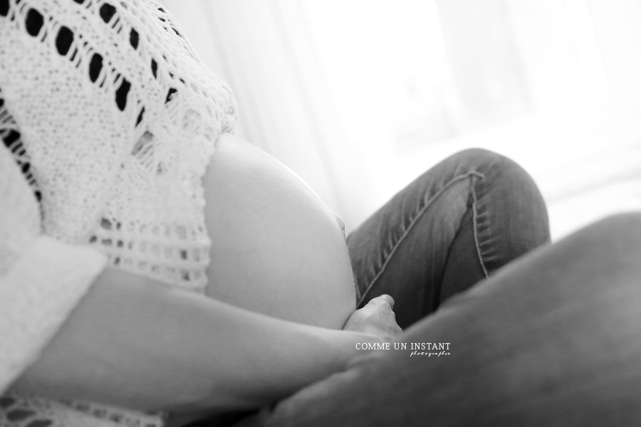 noir et blanc - grossesse studio - ventre nu - femme enceinte habillée - grossesse - photographe pour grossesse