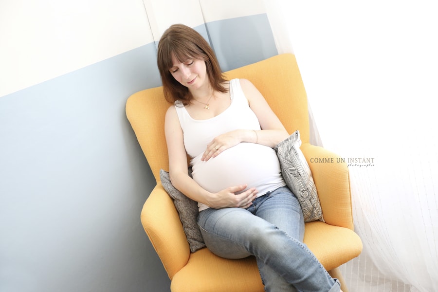 photographie femme enceinte habillée, photographe à domicile de femmes enceintes, shooting à domicile grossesse