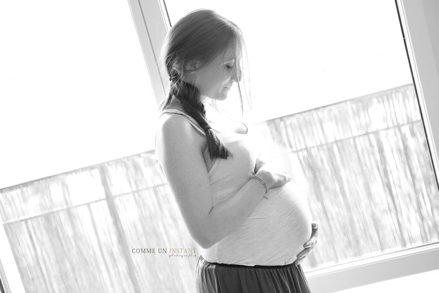 noir et blanc - grossesse studio - photographe de grossesses en centre ville de Saint Germain en Laye (78100 Yvelines 78) et sa région - grossesse - shooting à domicile femme enceinte habillée