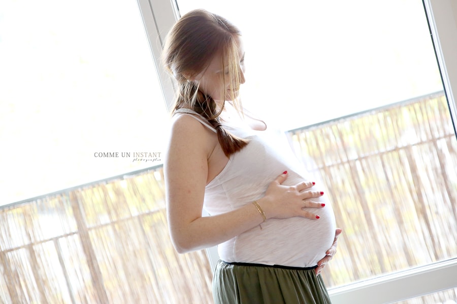 photographe pro femme enceinte habillée, photographe grossesse à Paris 75 et sa région proche du Panthéon, des Invalides et de l'Arc de Triomphe, shooting à domicile grossesse, grossesse studio