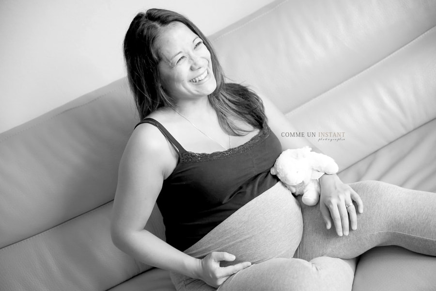 grossesse studio - photographe à domicile femme enceinte vietnamienne - reportage photographe femme enceinte asiatique - noir et blanc - femme enceinte habillée - grossesse - photographe à domicile femmes enceintes
