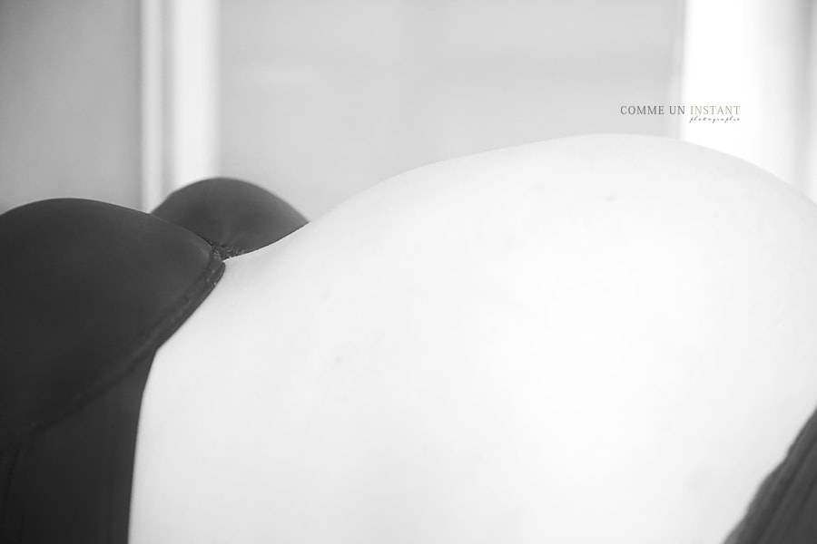 grossesse studio, grossesse, photographe pour femmes enceintes sur Paris (75000 Paris 75), photographe à domicile femme enceinte habillée, noir et blanc, ventre nu