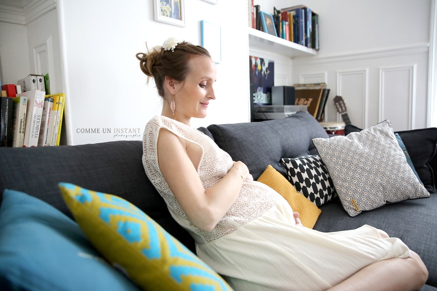 femme enceinte habillée - shooting de femmes enceintes - photographe à domicile grossesse studio - famille - reportage photographe grossesse