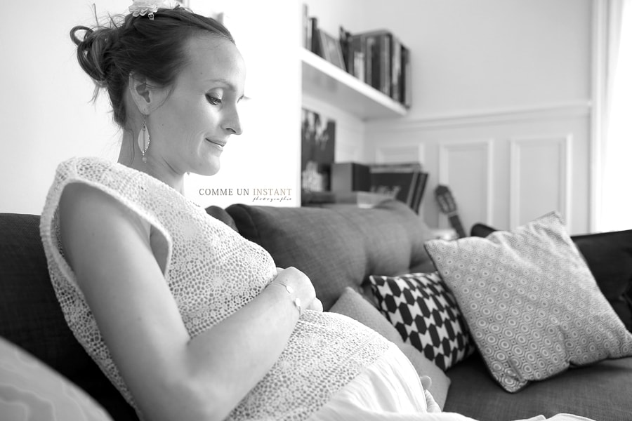 shooting à domicile grossesse studio, photographe grossesse, grossesse, noir et blanc, shooting à domicile femme enceinte habillée