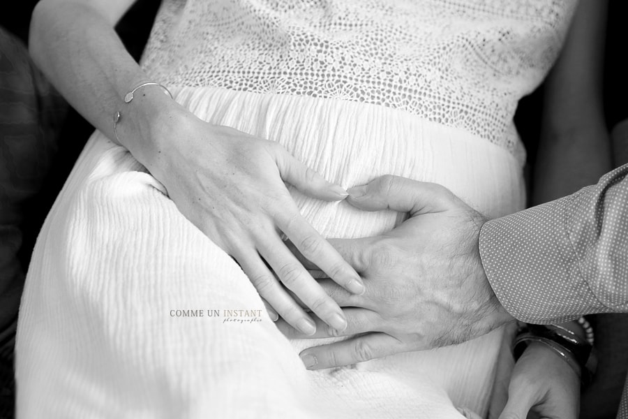 grossesse - photographe pro grossesses en centre ville de Montmorency (95160 Val d'Oise 95) et sa région - photographie femme enceinte habillée - grossesse studio - photographe a domicile amour