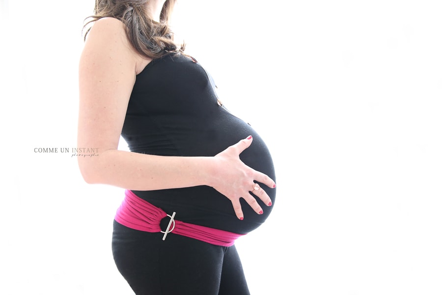 grossesse studio, grossesse, photographe a domicile femme enceinte habillée, photographe professionnelle pour grossesse