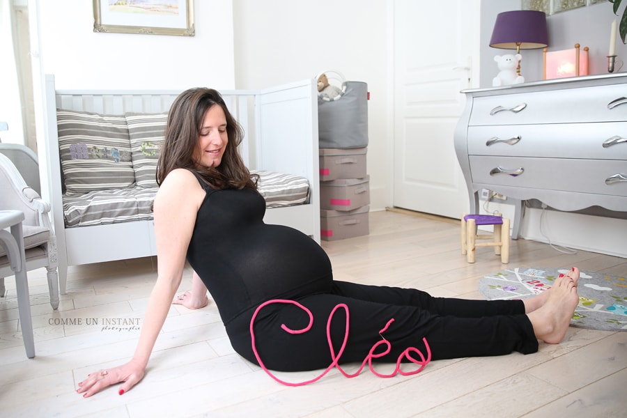 grossesse studio, shooting à domicile de femmes enceintes sur Paris (75000 Paris 75) et sa région, grossesse, photographe femme enceinte habillée, photographe à domicile chambre de bébé