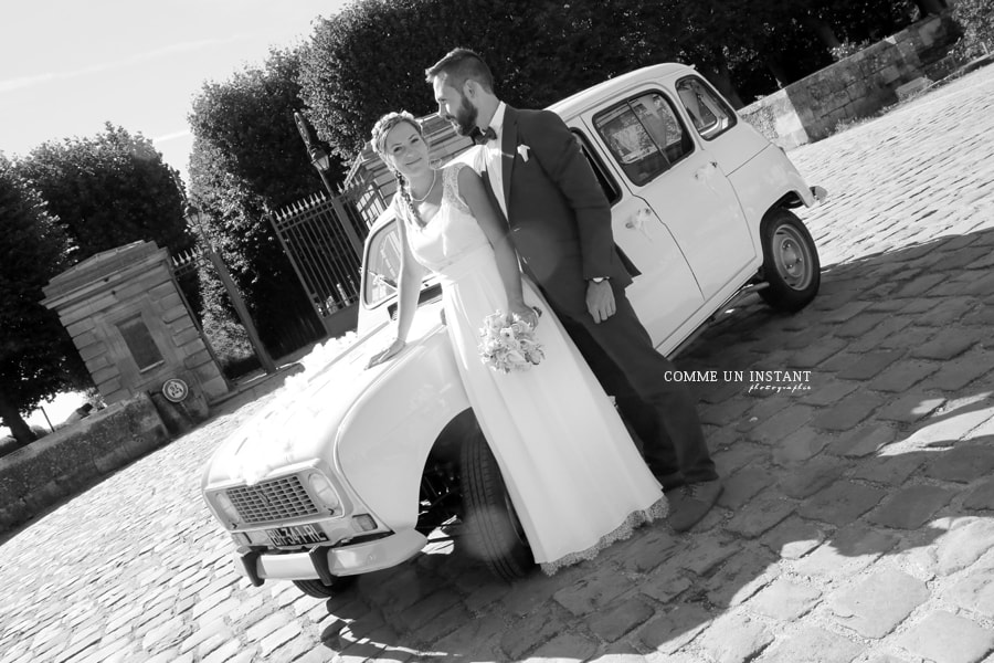 couple - noir et blanc - alliances - shooting de mariages - engagements en plein coeur de Paris 75 tout près des Invalides et du Sacré Coeur - robe de mariée - reportage photographe amour - photographe a domicile mariage - save the date - reportage photographe engagement