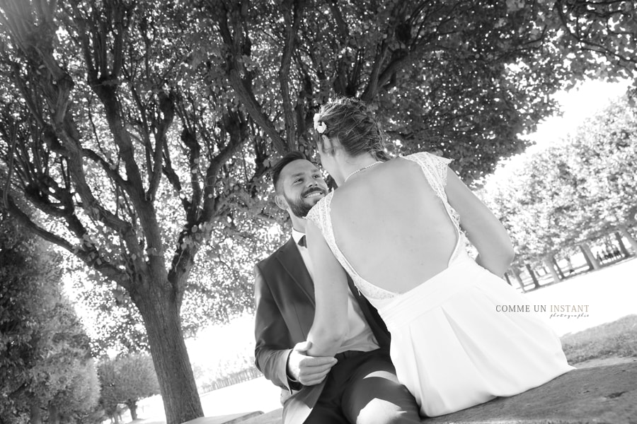 photographe pro robe de mariée, photographe pro save the date, photographie engagement, shooting à domicile couple, photographe pro noir et blanc, reportage photographe mariage, photographe professionnelle pour mariage, alliances, photographe amour