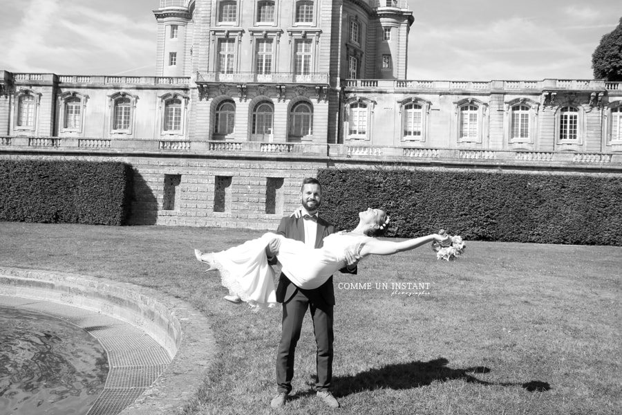 amour - photographe professionnelle save the date - photographe pro de mariages - engagements en plein coeur de Maisons Alfort (94700 Val de Marne 94) et sa région - photographie noir et blanc - photographie robe de mariée - alliances - photographie couple - mariage