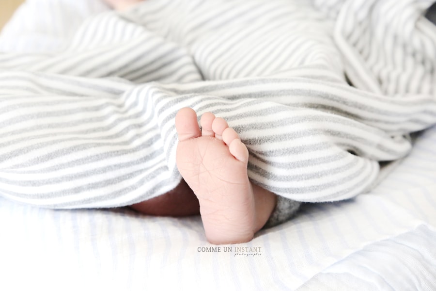 nouveau né en train de dormir, photographe a domicile de bébé sur Montmorency (95160 Val d'Oise 95), photographe à domicile bébé studio, reportage photographe nouveau né studio, nouveau né, bébé, photographie bébé en train de dormir, petits pieds, petit peton