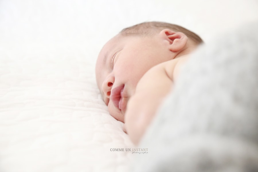 bébé, reportage photographe pour bébé sur Sannois (95110 Val d'Oise 95), nouveau né en train de dormir, bébé en train de dormir, photographe a domicile nouveau né studio, bébé studio, nouveau né