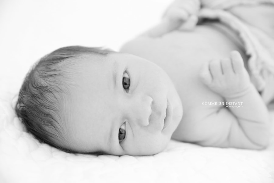 photographe à domicile de bebes, bébé studio, nouveau né, noir et blanc, shooting nouveau né studio, photographe bébé
