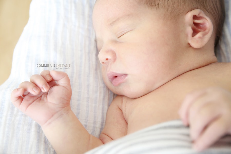 photographe pro bébé - photographe à domicile petites mains - nouveau né studio - nouveau né en train de dormir - photographie pour nouveaux nés à Saint Germain en Laye (78100 Yvelines 78) - bébé en train de dormir - bébé studio - photographe nouveau né