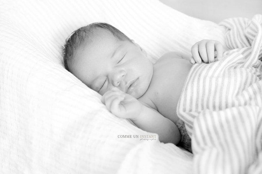 bébé en train de dormir, reportage photographe nouveau né, photographe pro bébé, nouveau né en train de dormir, bébé studio, nouveau né studio, noir et blanc, photographe à domicile nouveau né, petites mains