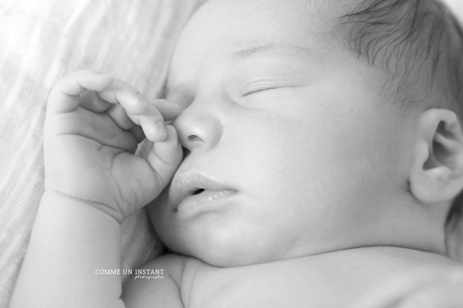 photographe pro noir et blanc - reportage photographe nouveau né en train de dormir - photographe à domicile pour bébés - shooting à domicile bébé - photographe à domicile nouveau né studio - photographe à domicile bébé studio - photographe à domicile petites mains - nouveau né