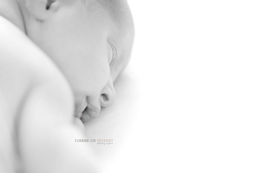 shooting à domicile nouveau né studio - photographe noir et blanc - bébé - photographe de bébé a Maisons Alfort (94700 Val de Marne 94) et sa région - shooting à domicile bébé studio - nouveau né - nouveau né en train de dormir