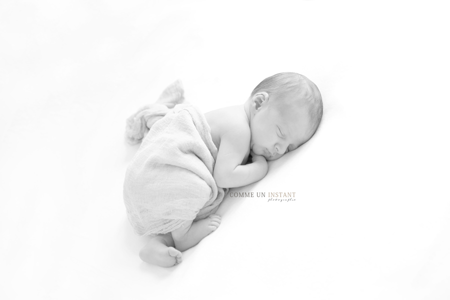 bébé - noir et blanc - nouveau né studio - photographe bébé studio - petits pieds, petit peton - nouveau né en train de dormir - nouveau né - shooting à domicile nouveau ne - shooting à domicile petites mains