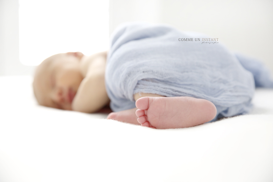 photographe a domicile nouveau né, photographie de bébé a Alfortville (94140 Val de Marne 94), photographe petits pieds, petit peton, shooting nouveau né studio, photographie bébé studio, nouveau né en train de dormir, bébé