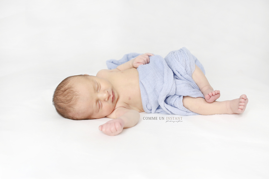 photographe à domicile nouveaux nes à Neuilly sur Seine (92200 Hauts de Seine 92) et sa région - photographe professionnelle nouveau né - shooting bébé - shooting à domicile nouveau né studio - petits pieds, petit peton - petites mains - photographe pro nouveau né en train de dormir - bébé studio