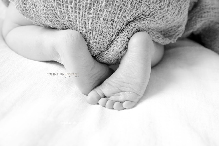 reportage photographe pour bebe - shooting à domicile nouveau né - bébé - photographe pro petits pieds, petit peton - noir et blanc - photographe a domicile nouveau né en train de dormir - photographe professionnelle nouveau né studio - photographe a domicile bébé studio