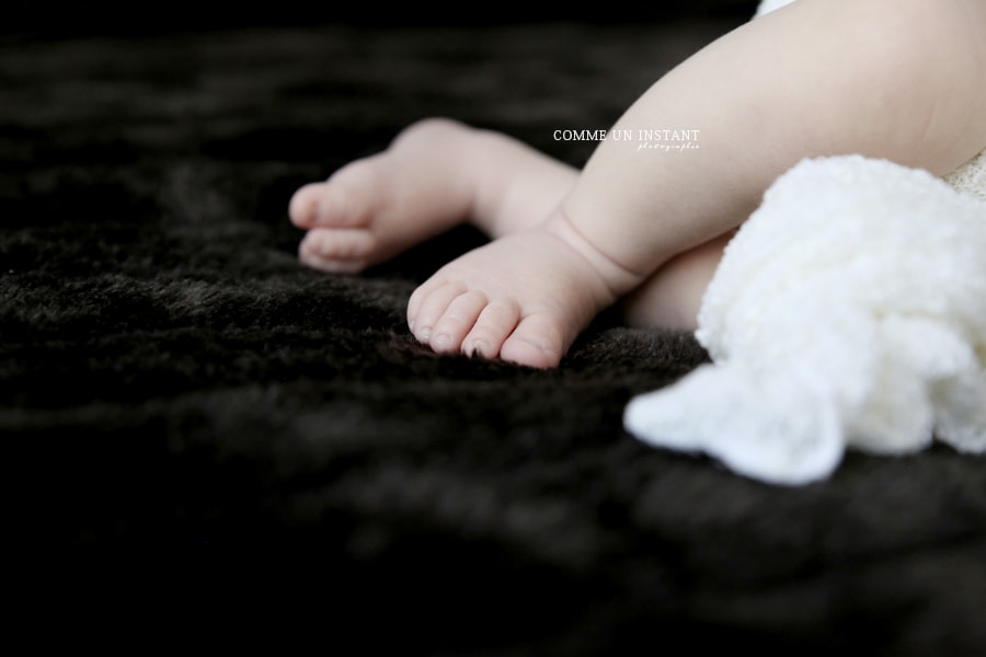 shooting de nouveau ne sur Versailles (78000 Yvelines 78) et sa région - nouveau né en train de dormir - photographe à domicile bébé - photographie bébé studio - photographe professionnelle bébé en train de dormir - nouveau né studio - petits pieds, petit peton - nouveau né