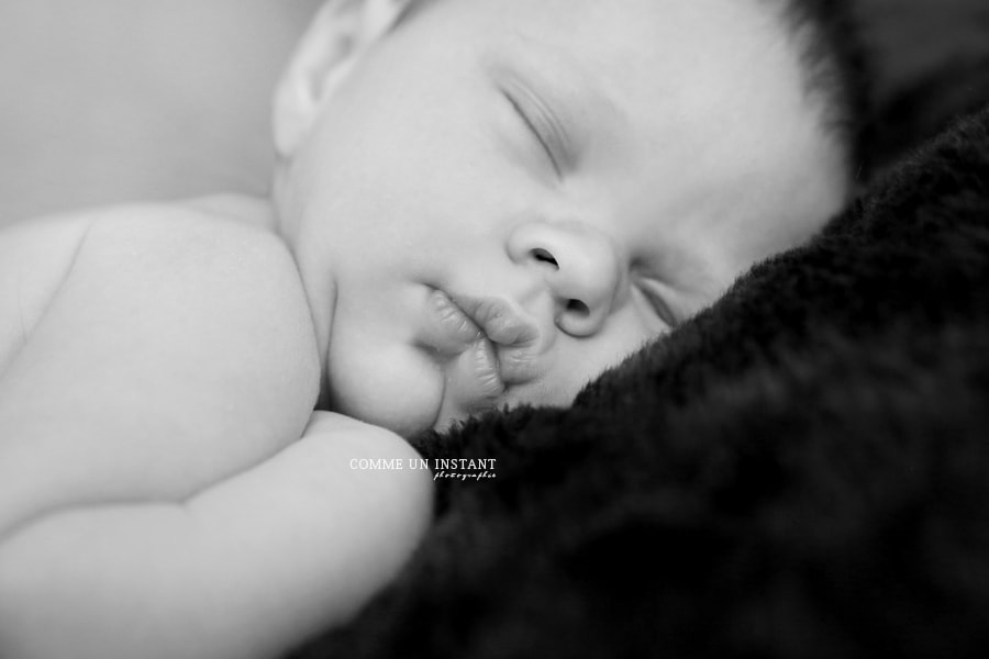 photographe noir et blanc - photographie bébé - bébé studio - photographe a domicile de nouveau ne sur Versailles (78000 Yvelines 78) - nouveau né studio - photographe pro nouveau né en train de dormir - shooting nouveau né - shooting bébé en train de dormir