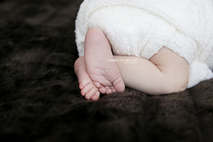 petits pieds, petit peton - photographie bébé en train de dormir - bébé - photographe à domicile nouveau né en train de dormir - photographie de nouveaux nés sur Paris (75000 Paris 75) - nouveau né studio - bébé studio - photographe pro nouveau né