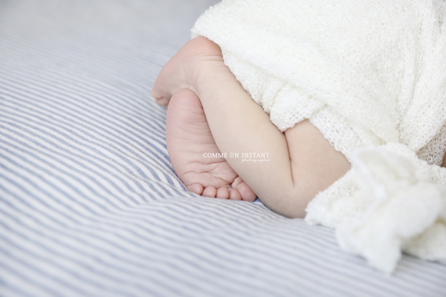 nouveau né studio - photographe nouveau né en train de dormir - shooting pour nouveaux nés - bébé studio - photographe pro nouveau né - photographie bébé - petits pieds, petit peton - photographe bébé en train de dormir