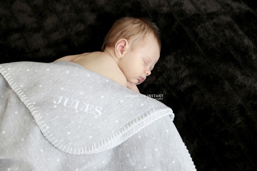 bébé studio - photographe nouveau né en train de dormir - photographe professionnelle bébé - nouveau né studio - photographe pro pour bebes à Paris (75000 Paris 75) - bébé en train de dormir - nouveau né