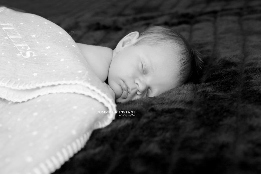 photographe a domicile nouveau né studio - photographe pro de bebes en plein coeur de Boulogne Billancourt (92100 Hauts de Seine 92) - shooting bébé - reportage photographe bébé en train de dormir - photographe professionnelle nouveau né - noir et blanc - shooting à domicile nouveau né en train de dormir - bébé studio