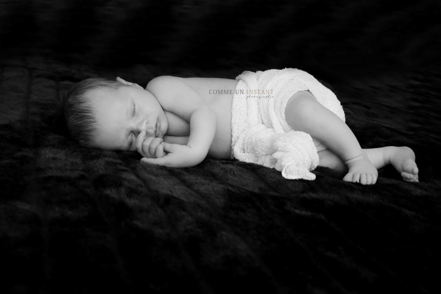 photographie bébé - nouveau né - shooting nouveaux nés - nouveau né en train de dormir - shooting à domicile noir et blanc - bébé en train de dormir - nouveau né studio - bébé studio