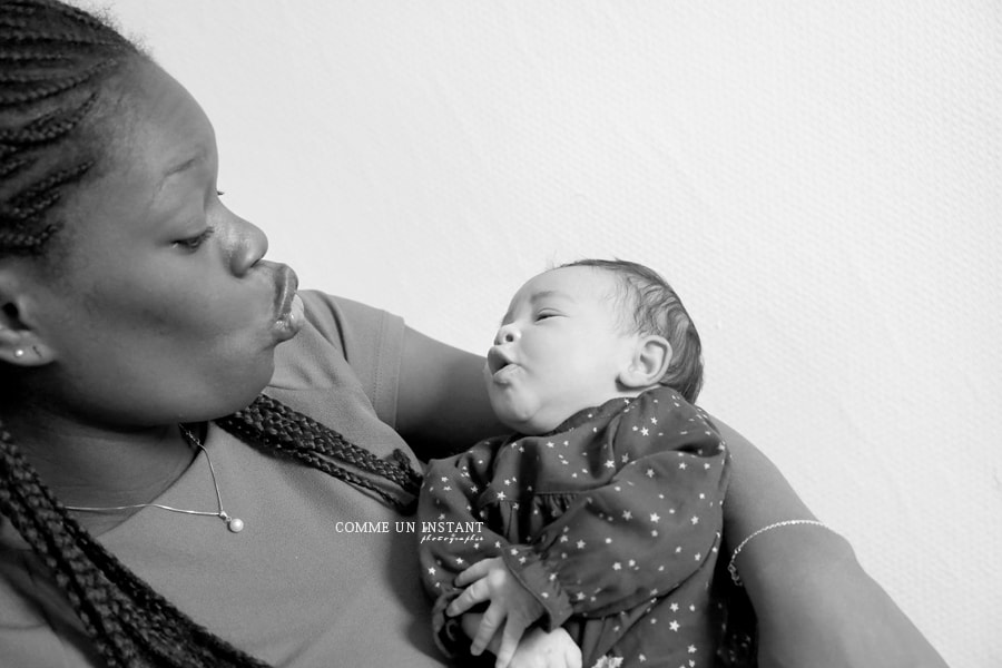 shooting à domicile famille métis - photographe pro bébé - famille studio - reportage photographe nouveau né studio - noir et blanc - shooting famille - bébé studio - nouveau né - amour - photographie de bébé en plein coeur de Versailles (78000 Yvelines 78) et sa région - photographe a domicile bébé métis