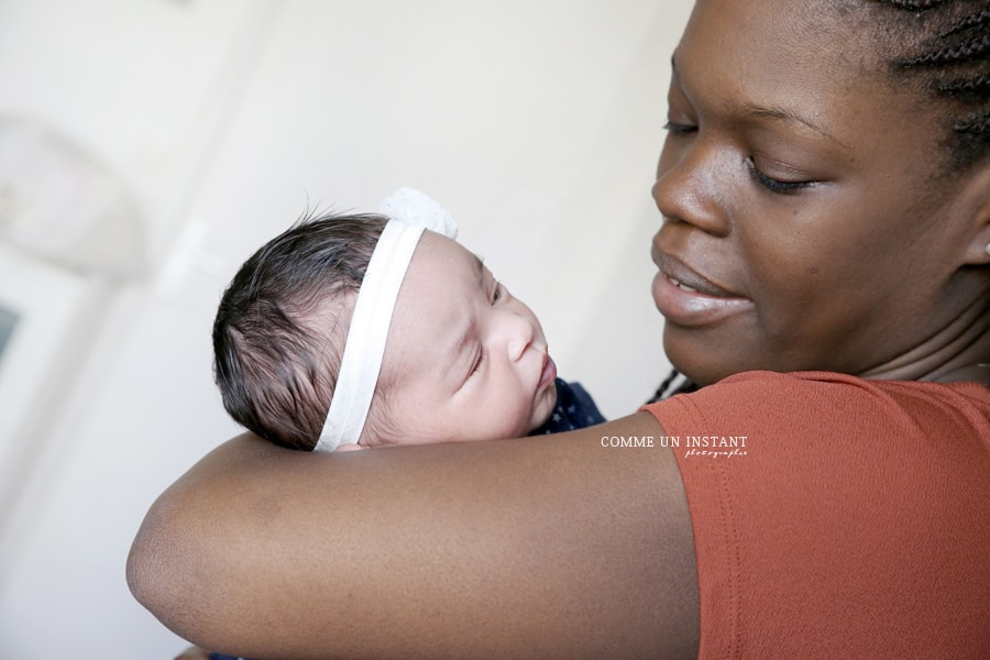 photographe nouveau né studio, shooting à domicile famille studio, photographe professionnelle amour, bébé métis, photographie nouveau né, shooting bébé, reportage photographe pour nouveau né sur Paris (75000 Paris 75), bébé studio, shooting nouveau né en train de dormir, photographe famille