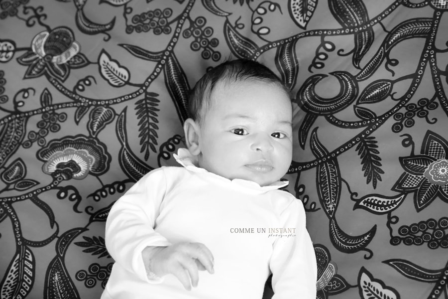 bébé, nouveau né studio, bébé métis, noir et blanc, photographe pro bébé studio, photographe nouveau né, photographie pour nouveau ne