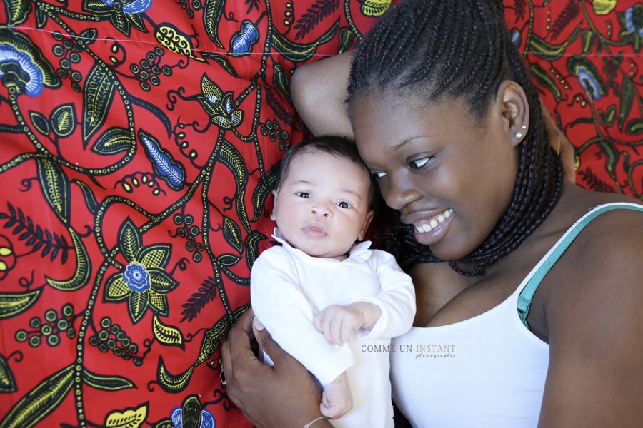 amour - shooting famille studio - photographe bébé - famille métis - photographe à domicile nouveau né studio - photographe pro bebe - photographe professionnelle bébé studio - shooting à domicile bébé métis - shooting à domicile famille - photographe a domicile nouveau né