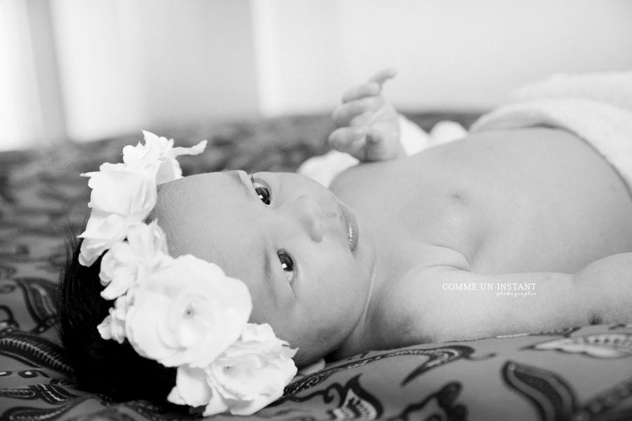 shooting à domicile nouveau né studio, noir et blanc, photographe bébé, bébé studio, photographie nouveau né, photographe à domicile bébé métis, reportage photographe pour nouveau ne